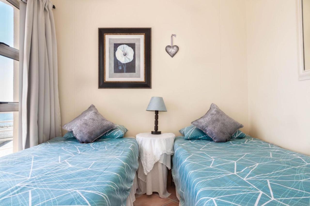 Luxury Beachfront 2 Bed, 2 Bath With Communal Swimming Pool Cape Town