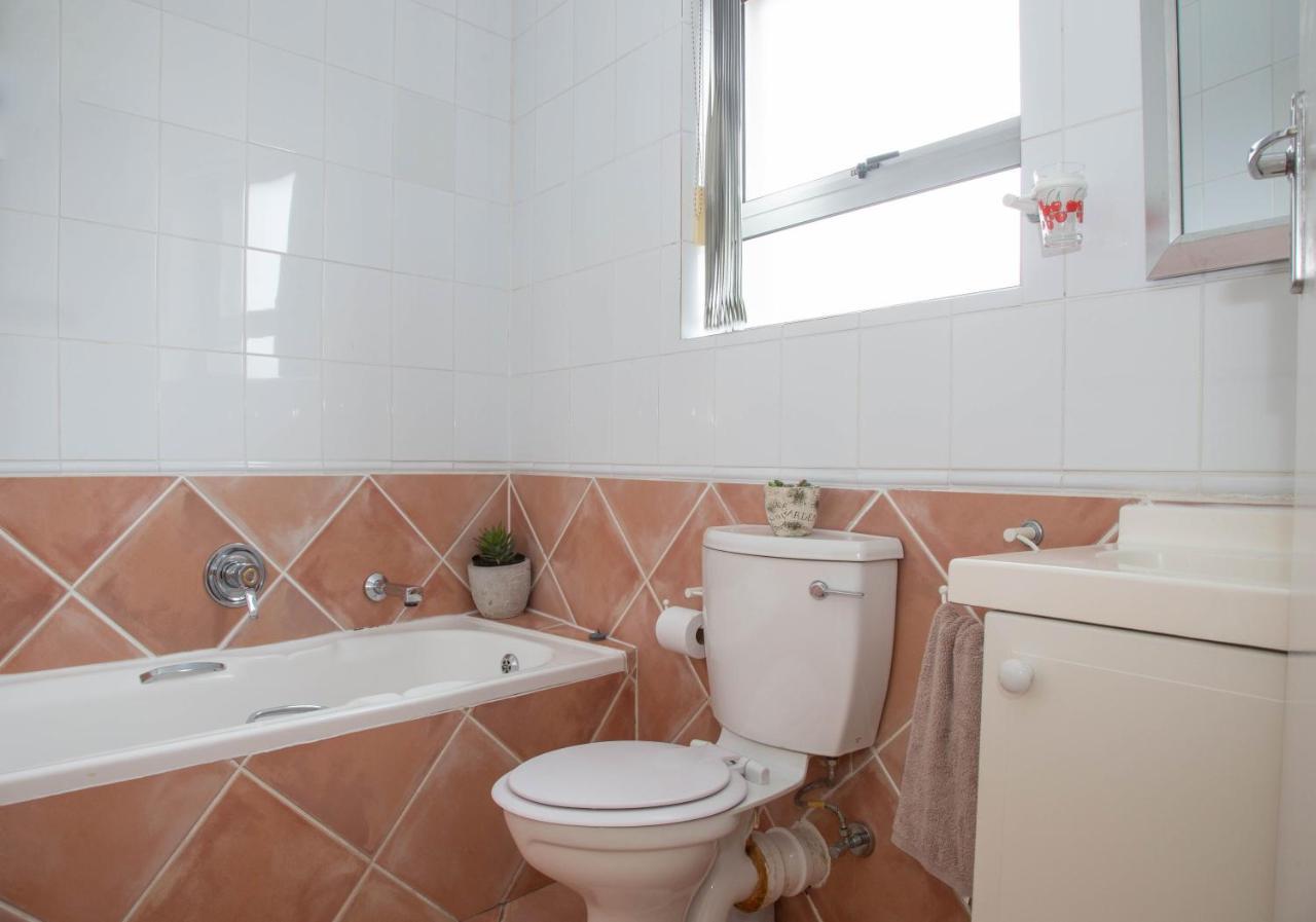 Luxury Beachfront 2 Bed, 2 Bath With Communal Swimming Pool Cape Town