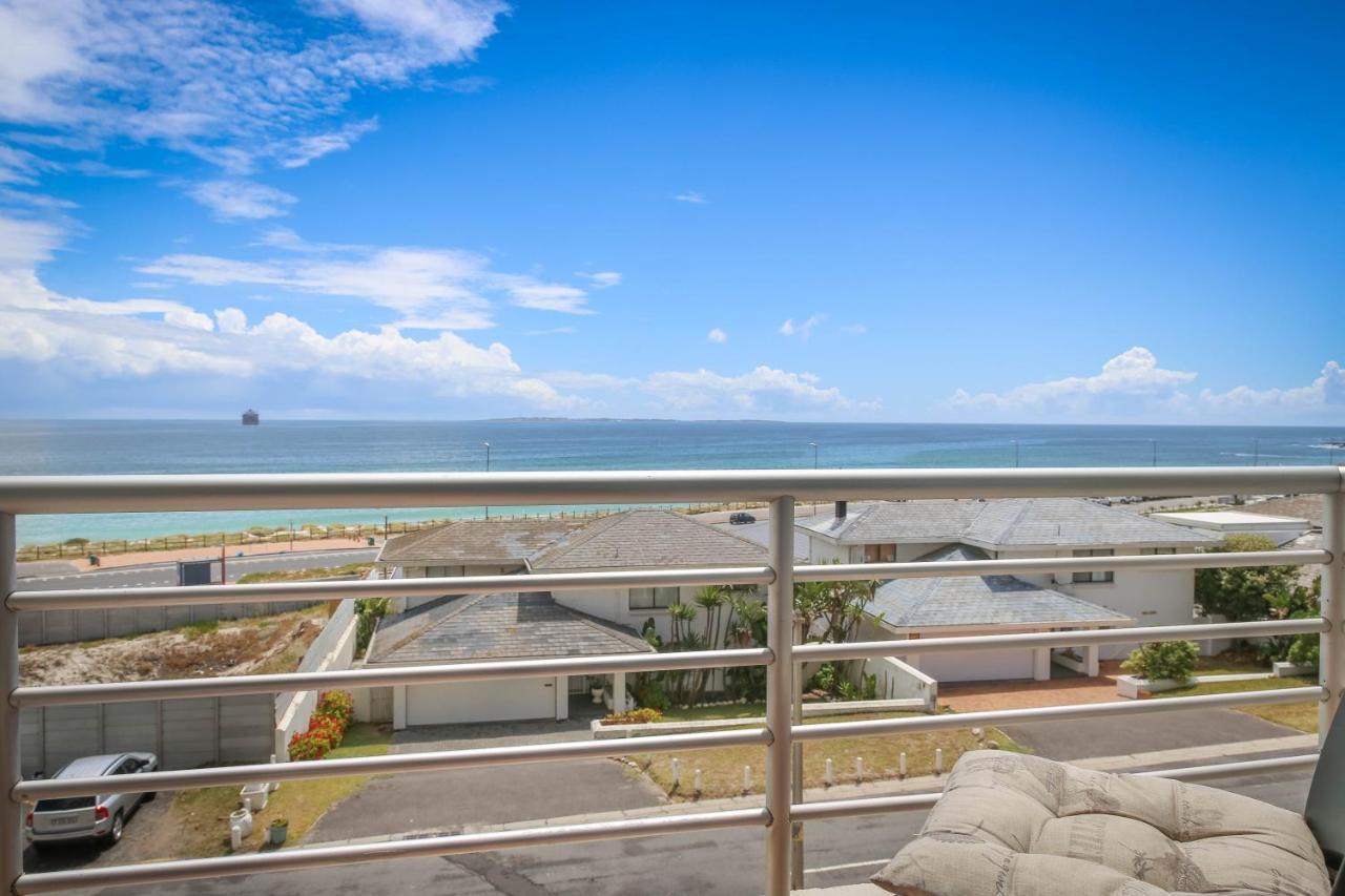 Apartment Luxury Beachfront 2 Bed, 2 Bath With Communal Swimming Pool *