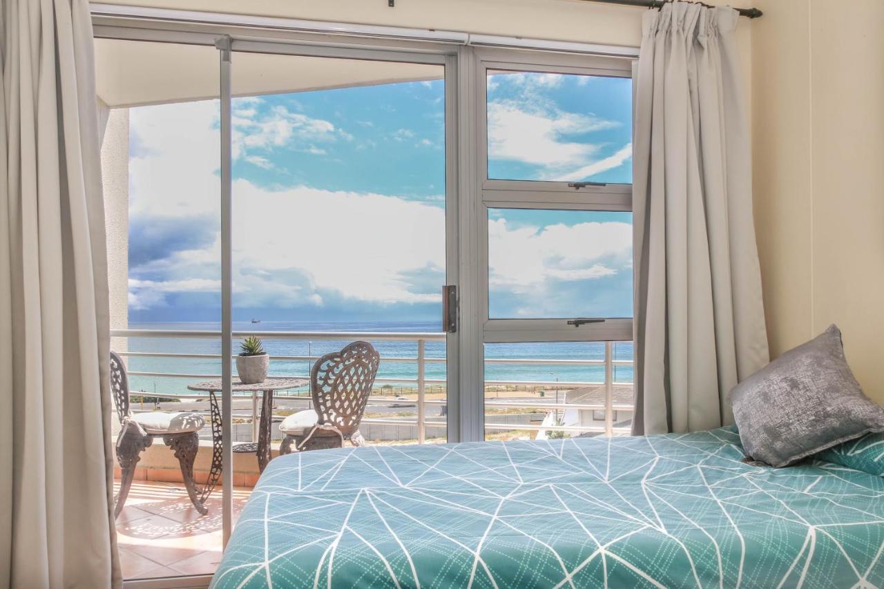 Luxury Beachfront 2 Bed, 2 Bath With Communal Swimming Pool Cape Town